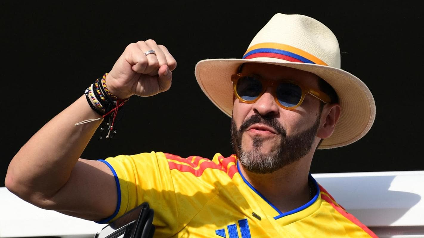 Abelardo de la Espriella con camiseta de la Selección Colombia, sombrero tricolor y el puño en alto